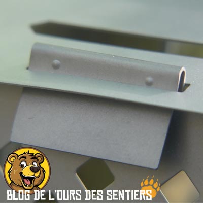 Un clip de blocage en titane permet de maintenir le firebox grill en place une fois monté