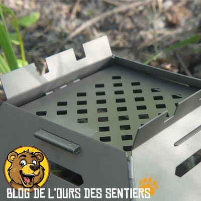 Seuls deux pieds permettent de maintenir le Firebox Grill au sol et ce n'est pas suffisant en terme de stabilité