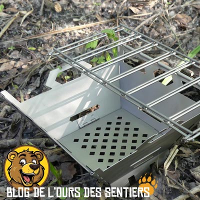 Le foyer du réchaud bois Firebox Vargo est représenté par un très large foyer qui permet de recevoir une grille BBQ dessus