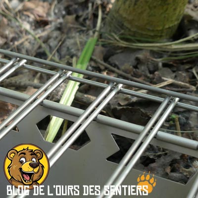Une robuste charnière permet de maintenir et installer la grille bbq sur le firebox vargo