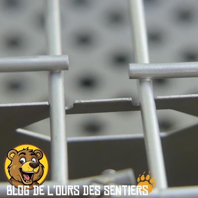 Des encoches permettent de maintenir la grille barbecue du firebox grill vargo
