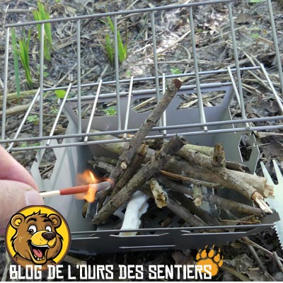 Le large foyer du Firebox Grill permet un allumage très facile du bois placé à l'intérieur