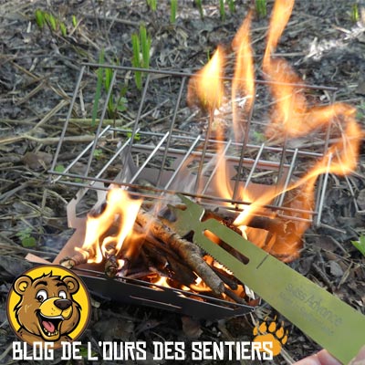 Pratique la grille du grill du firebox qui se replie sur charnières pour optimiser son utilisation