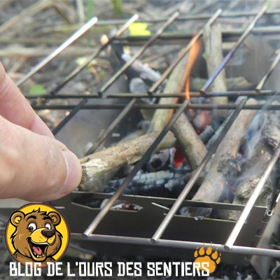 Grace à sa large ouverture, le firebox grill est très facile à alimenter en petit bois