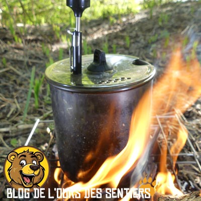 Il est possible de cuisiner avec un pot de cuisson ou poele sur le firebox grill vargo