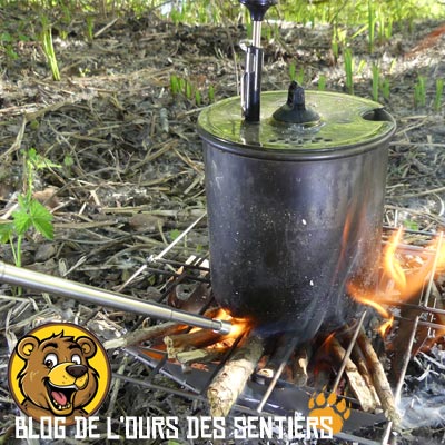 Un mini bouffadou télescopique est toujours bien utile lorsque l'on utilise un réchaud bois en bivouac