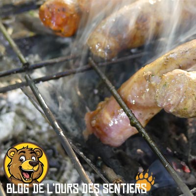 La grille du grill firebox vargo est trop large ce qui permet aux saucisses de tomber dans les braises