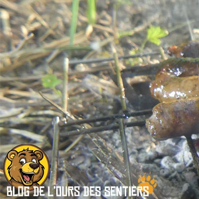 En cours de chauffage au bois, le firebox grill titane vargo risque de se démonter seul à cause du clip de maintien des volets latéraux qui se déforme sous la chaleur