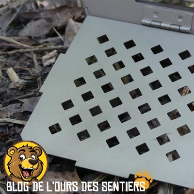 Très ajourée, la grille de fond de foyer de combustion du bois permet une très bonne aération des cendres
