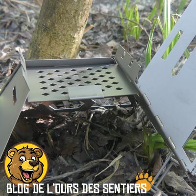 Très facile à installer, il suffit de positionner les volets latéraux du réchaud bois Firebox Grill Vargo autour de la grille du foyer