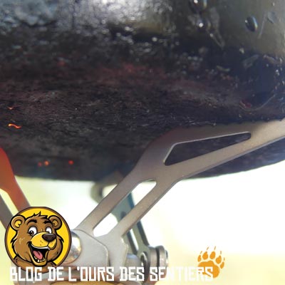 Grace à ses dents antidérapantes au niveaux des ailettes de support popote, les casseroles de cuisson restent stabilisées sur le support