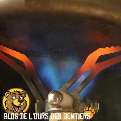 Le rendement de combustion du réchaud FMS 300T est optimal lors du test par le blog de l'ours des sentiers