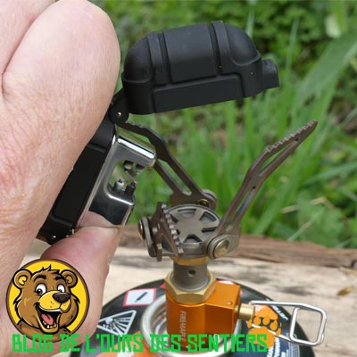 Sans système d'allumage piezo d'intégré, le réchaud trekking titane FMS 300T Firemaple nécessite l'utilisation d'un briquet pour être allumé