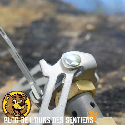 Les axes de rotations des ailettes en titane du support popote du réchaud FMS 300T Firemaple sont robustes et très durables avec leur rivet en inox