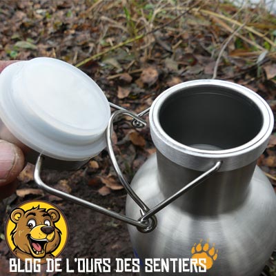 en plus du serrage mécanique par étrier du bouchon de la gourde canette, un joint en silicone assure l'étanchéité au goulot