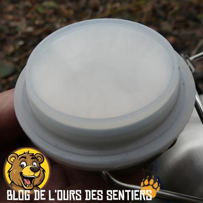 le joint en silicone de qualité alimentaire est fixé sur le bouchon de la gourde canette cao