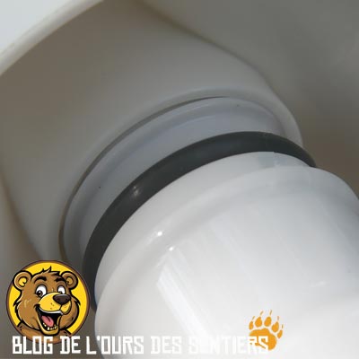 La cartouche filtrante est vissée au bouchon de la gourde filtre Lifestraw GO2