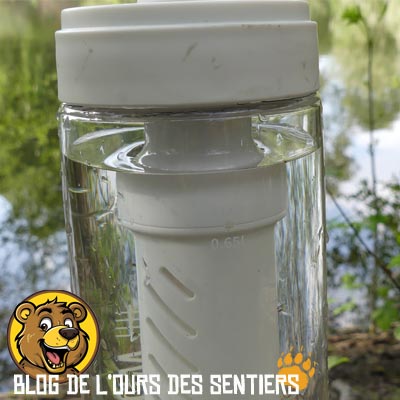 Avec sa cartouche filtrante de grande taille, le volume d'eau utile est plus restreint dans la gourde Lifestraw filtrante GO Série