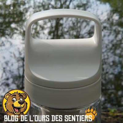 Un gros bouchon robuste recouvre le goulot de la gourde filtrante Lifestraw. Sa anse robuste permet d'accrocher la gourde à un sac à dos avec un mousqueton