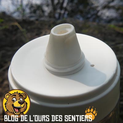 Une grosse pipette d'hydratation souple en silicone permet d'aspirer l'eau filtrée sur la gourde Lifestraw tout en marchant