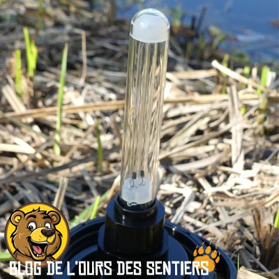 La lampe ultra violet est intégrée au bouchon de la gourde filtre eau portable Origin Outdoors