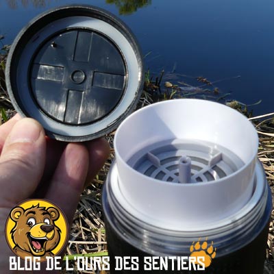 Une cartouche filtrante au charbon actif est présente sur la gourde UV Origin Outdoors