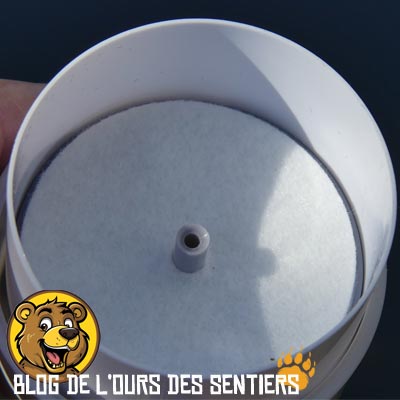 Une membrane pré-filtre située avant la cartouche au charbon actif permet d'éliminer les sédiments de l'eau