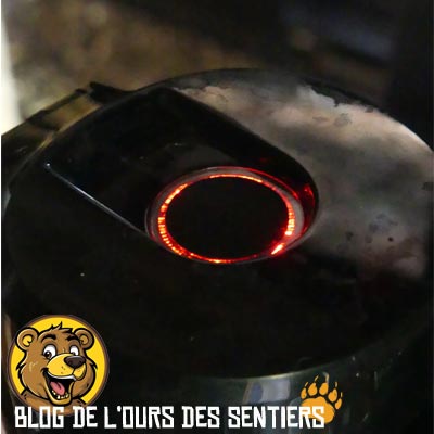 Pendant le processus de stérilisation aux UV dans la gourde filtrante Origin Outdoors les LEDs s'allument en rouge