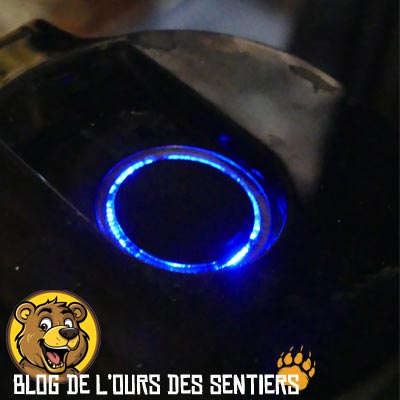Des LEDs bleues s'allument lorsque le traitement ultra violet de l'eau de la gourde Origin Outdoors est terminé