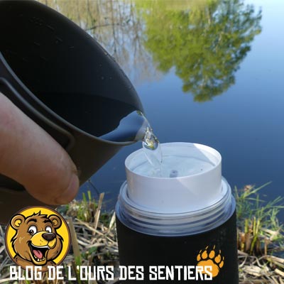 Afin de procéder à la filtration de l'eau par le filtre à charbon actif de la gourde UV Origin Outdoors il est nécessaire d'utiliser une tasse