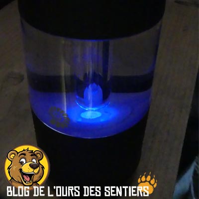 La lampe ultra violet présente dans la gourde Origin Outdoors permet une purification de l'eau devenue potable