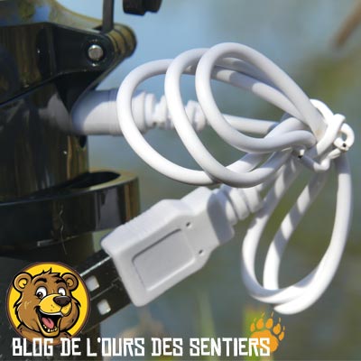 Le bouchon de la gourde Origin outdoors comporte une prise de recharge pour la batterie servant à faire fonctionner la lampe ultra violet