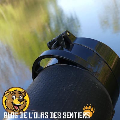 Grace à son passant pour mousqueton intégré au bouchon de la gourde ultra violet de stérilisation de l'eau potable Origon Outdoors il est possible de l'accrocher à son sac à dos