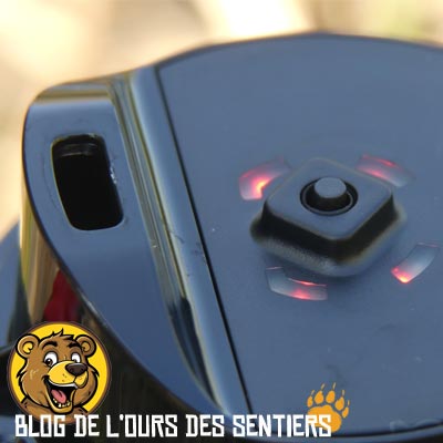 Quatre LED lumineuses présentes sur le bouchon de la gourde Origin Outdoors permettent de bien suivre le traitement aux ultra violets