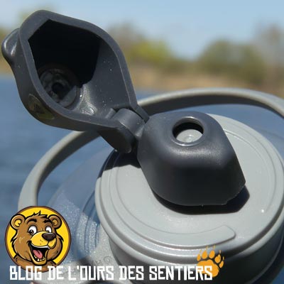 l'embout rotatif pour boire sur la gourde hydrapak flux est bien protégé par un clapet très robuste