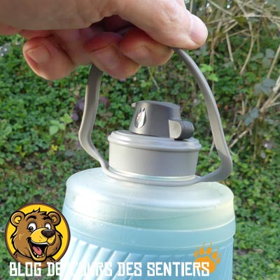 Avec sa anse semi rigide, il est facile de transporter une gourde souple hydrapak Flux