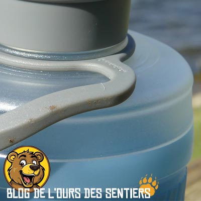 Le haut de la gourde Hydrapak Flux est en POM, une matière plastique rigide et translucide