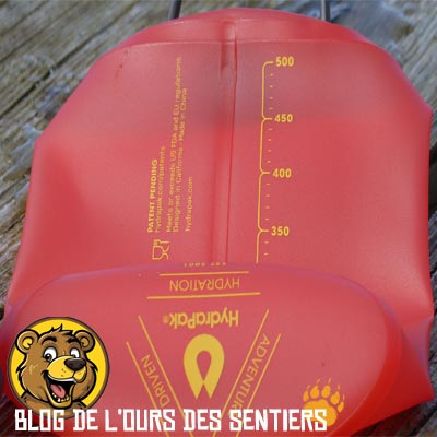 les graduations de niveau d'eau sont très visibles sur la gourde souple et repliable stow hydrapak