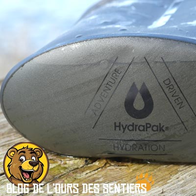 le fond souple et ovale de la gourde stow hydrapak ne lui assure pas une grande stabilité au sol
