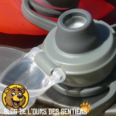 La valve souple en silicone de la gourde stow permet de boire en cours d'activité sportive sans s'arrêter