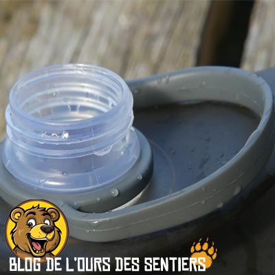 Le goulot de la gourde stow possède une taille et pas de vis qui est compatible avec de nombreux filtres eau portables