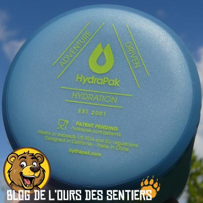 Le fond plat de la gourde souple Flux d'Hydrapak lui assure une certaine stabilité malgré sa grande souplesse