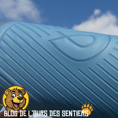 Le corps extérieur de la gourde flux hydrapak comporte une texture anti dérapante