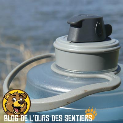 La anse de transport présente sur le goulot de la gourde Flux Hydrapak est très robuste