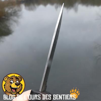 la lame tranchante de type suédoise du couteau k40 fiskars promet des coupes fines et de la sculpture sur bois