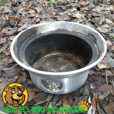 le foyer pour le feu de bois de la kelly kettle se compose d'un bol avec entrée d'aération
