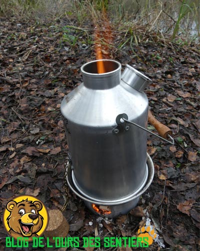 La cheminée de la bouilloire Kelly Kettle assure autant le tirage pour le foyer en contre bas, mais également de puits de chaleur pour la bouilloire