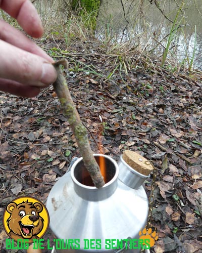 Ajouter du petit bois sec dans le conduit de la cheminée qui va directement alimenter le foyer de la bouilloire kelly kettle