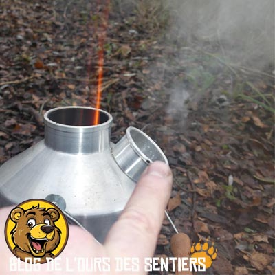 il faudra moins de deux minutes de chauffe pour que l'eau de la kelly kettle commence à bouillir