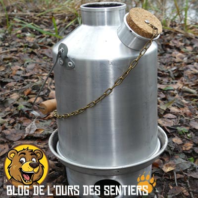 La bouilloire réchaud bois kelly kettle permet autant de faire chauffer de l'eau rapidement que de cuisiner en plein air